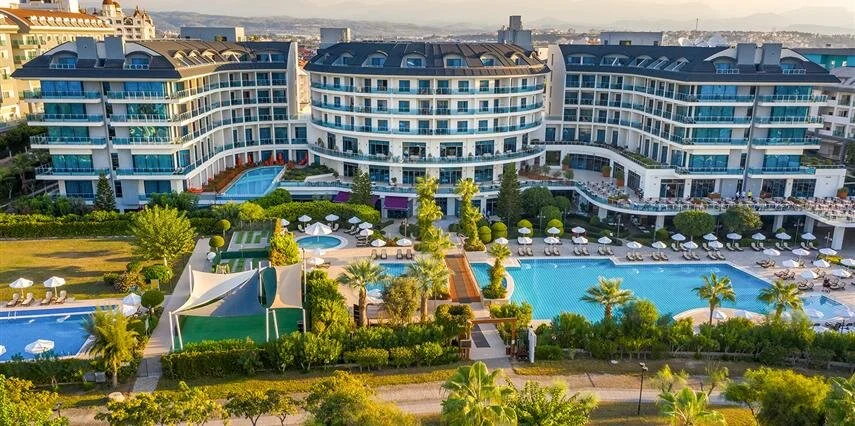 	Commodore Elite Suites & Spa